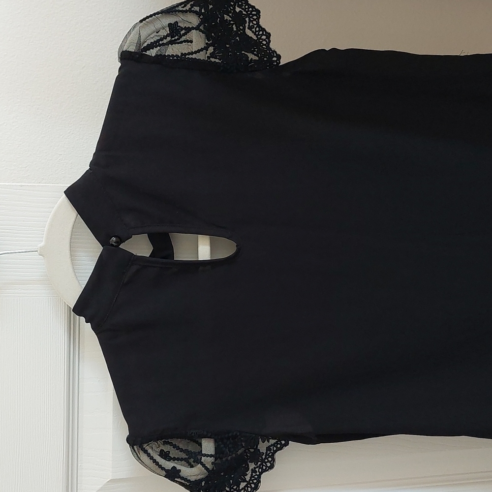 Small Lace Detailed Top - Picture 6 of 7